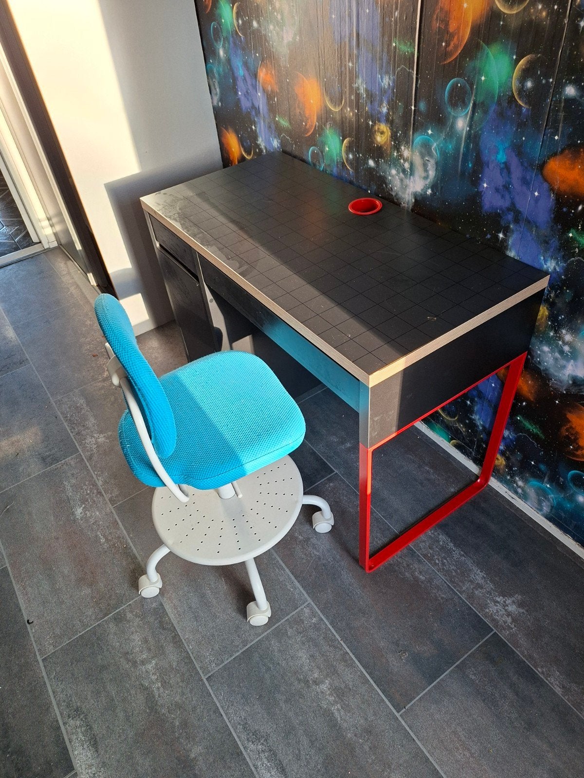 GRATIS: IKEA Gaming Bureau zwart/rood incl. bureaustoel, Ophalen, Gebruikt, Tafel(s)