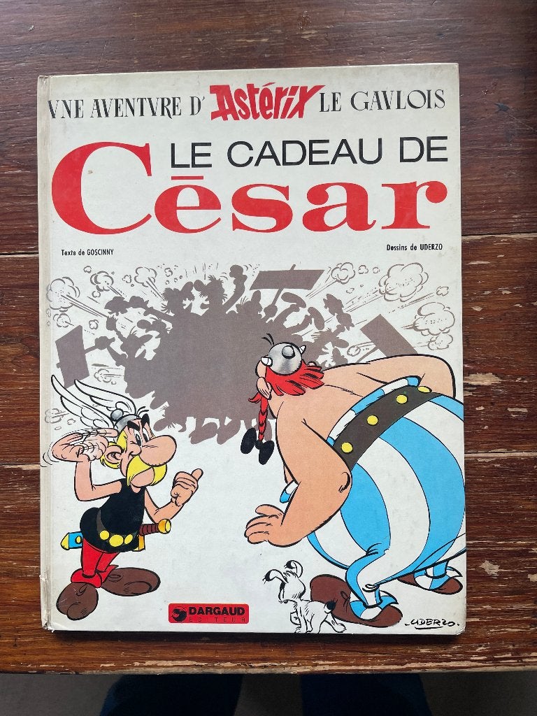 Astérix et Obélix Le Cadeau de César 1974 1e druk Frans, Boeken, Gelezen, Eén stripboek, Ophalen of Verzenden, Goscinny & Uderzo