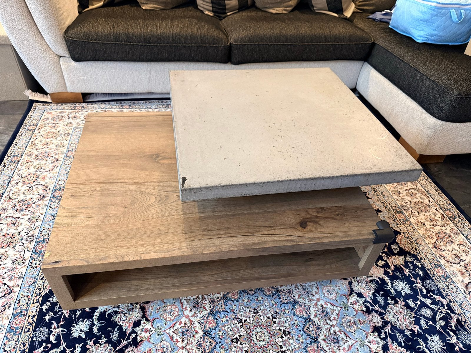 Moderne salontafel met betonlook en houten onderstel, Ophalen, Gebruikt, 100 tot 150 cm, 50 tot 100 cm