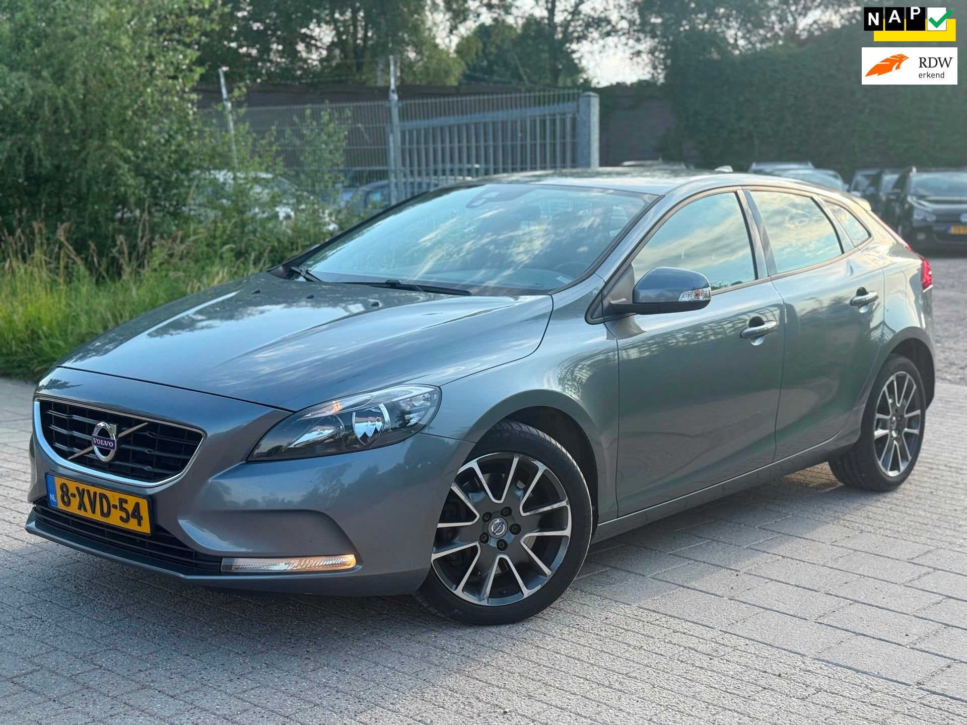 Volvo V40 2.0 D4 Kinetic Business Airco Cruise Trekhaak, Auto's, Voorwielaandrijving, Euro 5, Gebruikt, Bedrijf