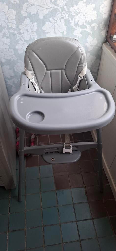 Grijze kinderstoel met afneembaar eetblad en gordel, Kinderen en Baby's, Kinderstoelen, Ophalen of Verzenden, Gebruikt, Overige typen