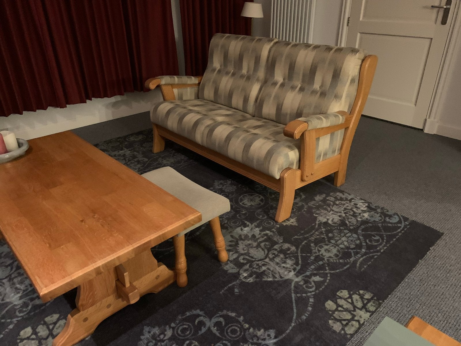 Comfortabele bank eikenhouten met kussens, Ophalen, 50 – 75, Gebruikt, 100 tot 150 cm