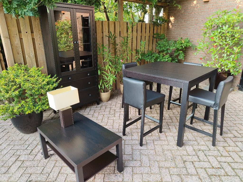 IKEA set zwartbruin: vitrinekast, bartafel, 4 barkrukken, Ophalen, Gebruikt, Scandinavian, 4 tot 6 stoelen