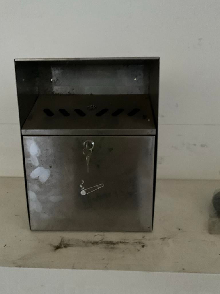 Metalen wandasbak met sleutel nieuw, Ophalen of Verzenden, Gebruikt, Asbak