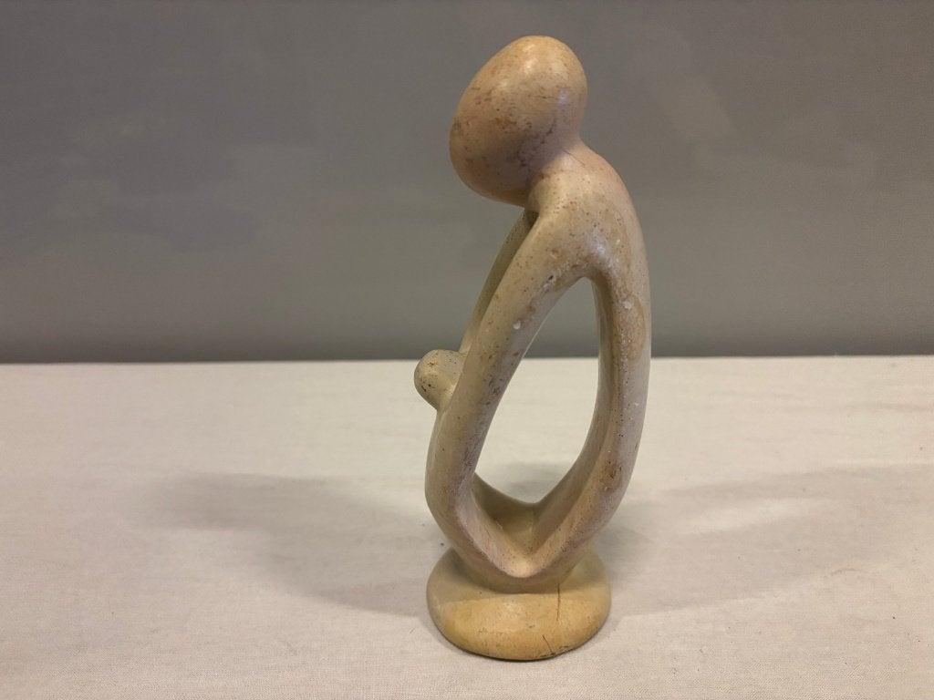Abstract stenen beeldje, gestileerde gebogen figuur, Ophalen of Verzenden, Steen of Keramiek, Beeld, Abstract