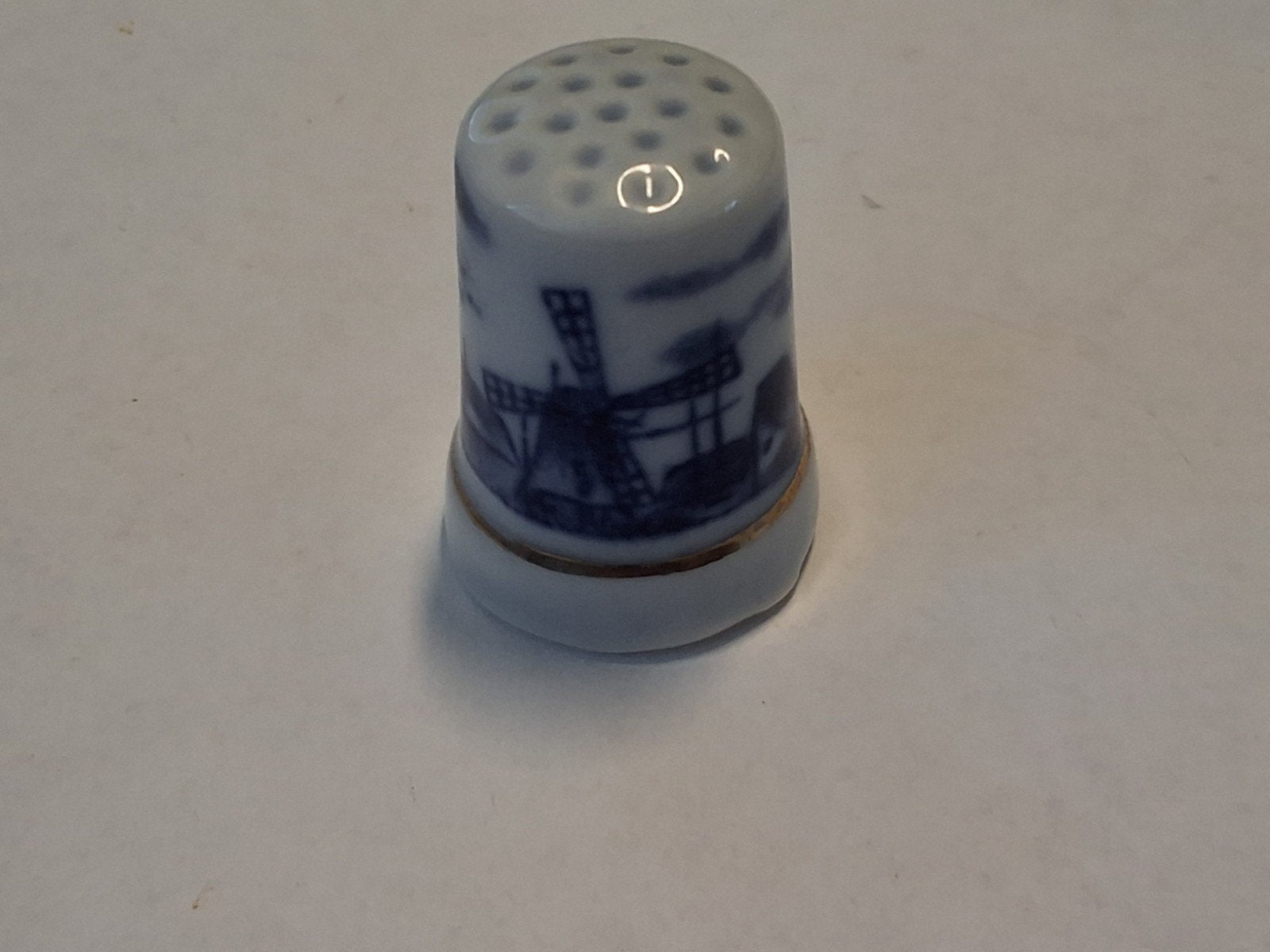 Vintage Vingerhoedje met Landelijke Windmolenscène, Ophalen of Verzenden, Gebruikt, Porselein, Nederland
