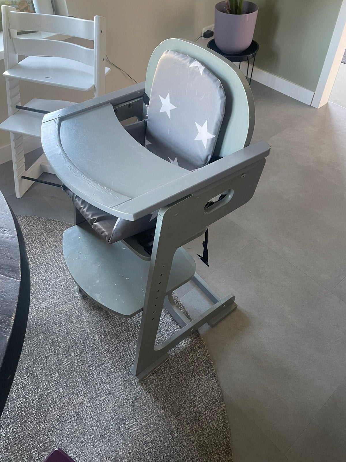 Robuuste houten kinderstoel ( tripp trapp ), Kinderen en Baby's, Kinderstoelen, Gebruikt, Meegroeistoel, Afneembaar eetblad, Ophalen of Verzenden