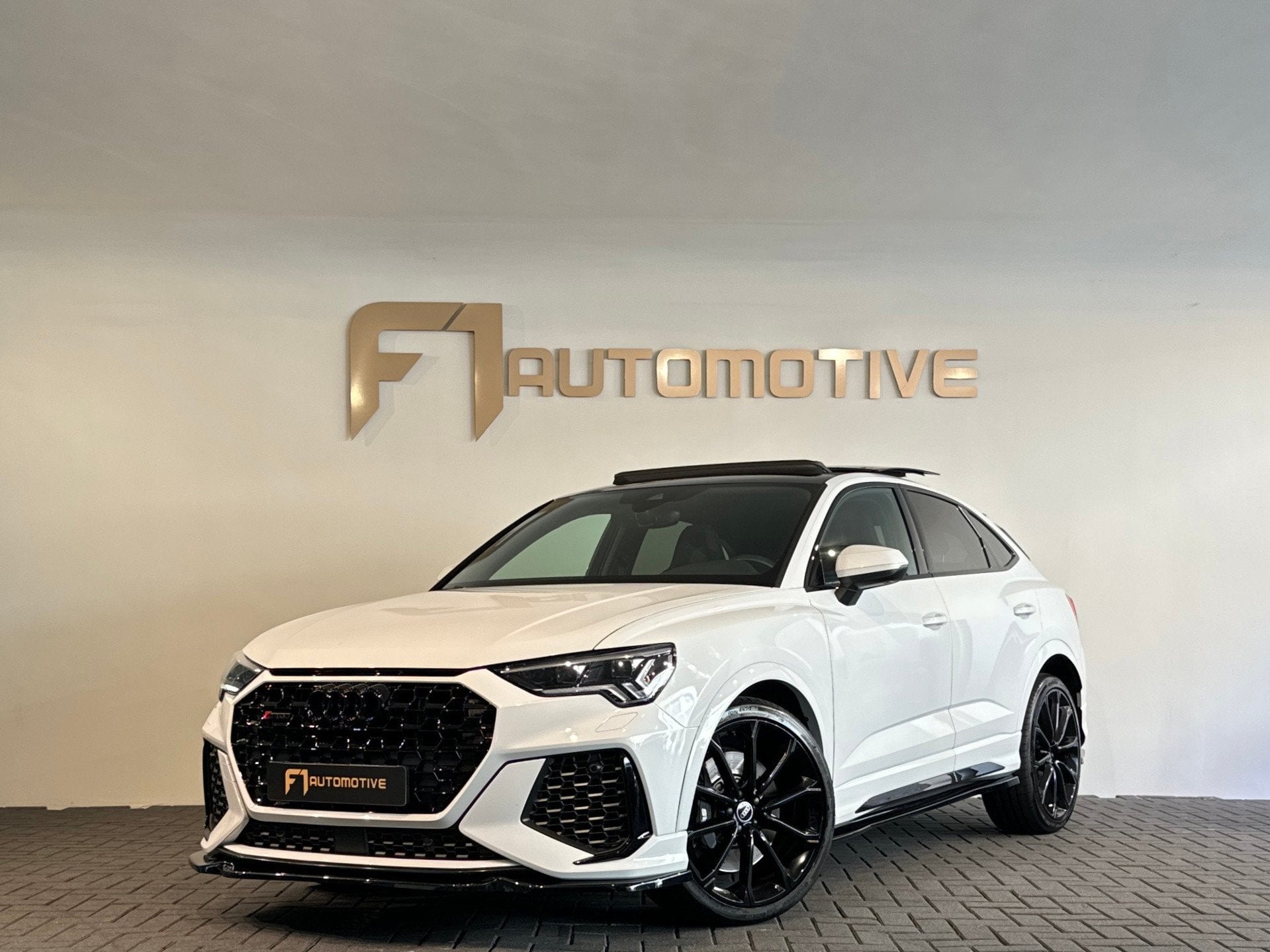 Audi RSQ3 Sportback 2.5 TFSI Pano|B&O|360|Carbon|Keyless|ACC, Auto's, Automaat, Dealer onderhouden, Gebruikt, 1675 kg