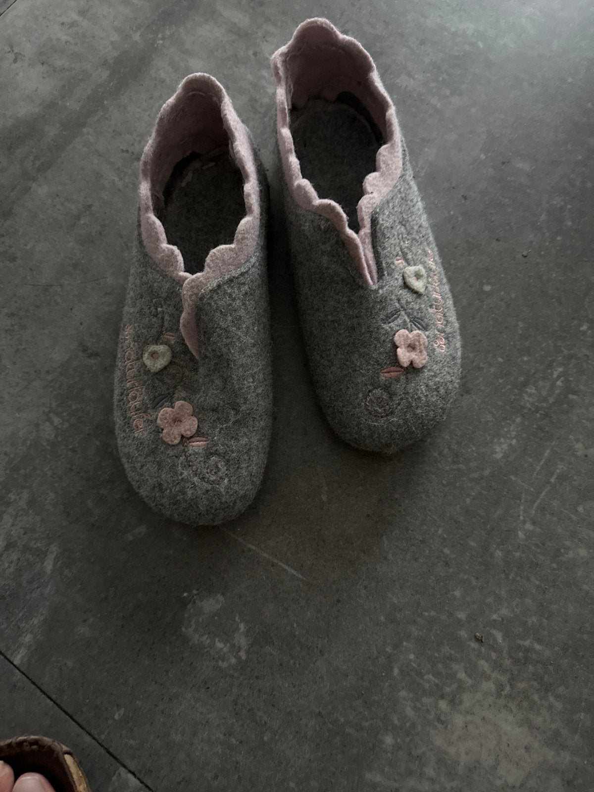 Naturlaüfer sloffen maat 39 - Grijs met roze details, Kleding | Dames, Schoenen, Ophalen of Verzenden, Gedragen, Grijs, Pantoffels of Sloffen
