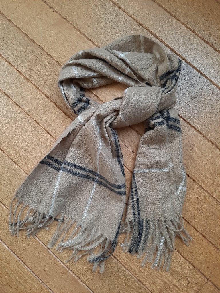 Sjaal zand wit zwart ruit, Ophalen of Verzenden, Zo goed als nieuw, Maat 46/48 (XL) of groter, Sjaal