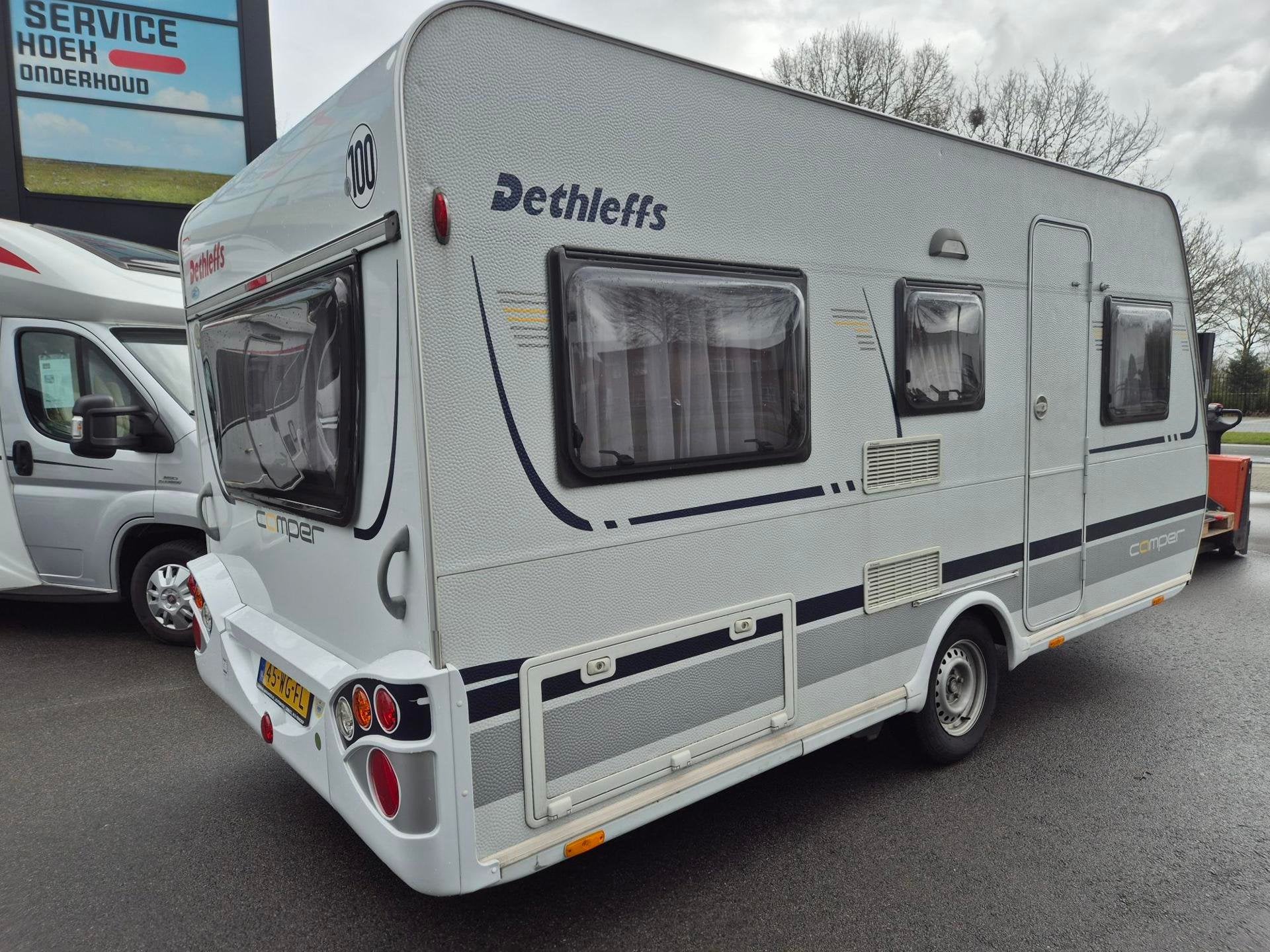 Dethleffs 430 DB Vast bed, mover, Voortent met aanbouw Bovag, Caravans en Kamperen, Omvormer of Lader, Rondzit, Dethleffs, Bedrijf