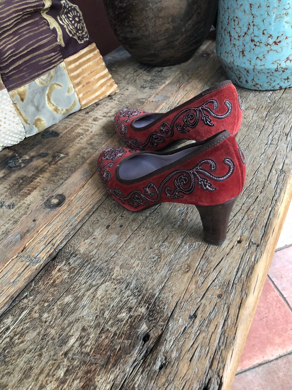 Maliparmi suède pumps met versiering - Maat 37, Kleding | Dames, Schoenen, Ophalen of Verzenden, Gedragen, Pumps