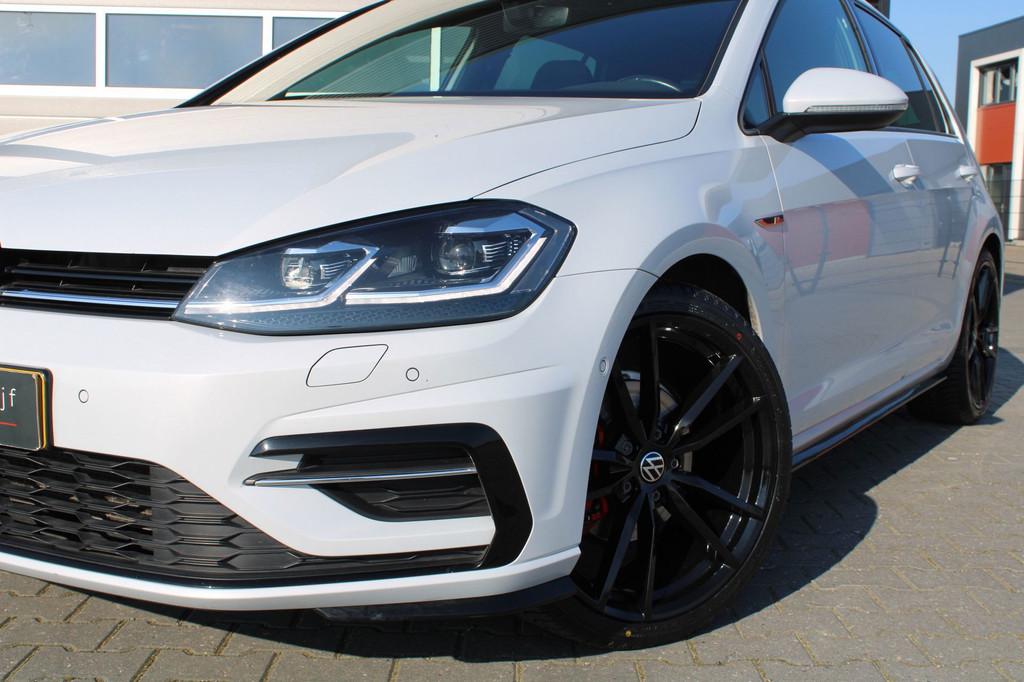 Volkswagen Golf 1.5 TSI Highline Business R / PANO / CAMERA, Voorwielaandrijving, Stof, Euro 6, 4 cilinders
