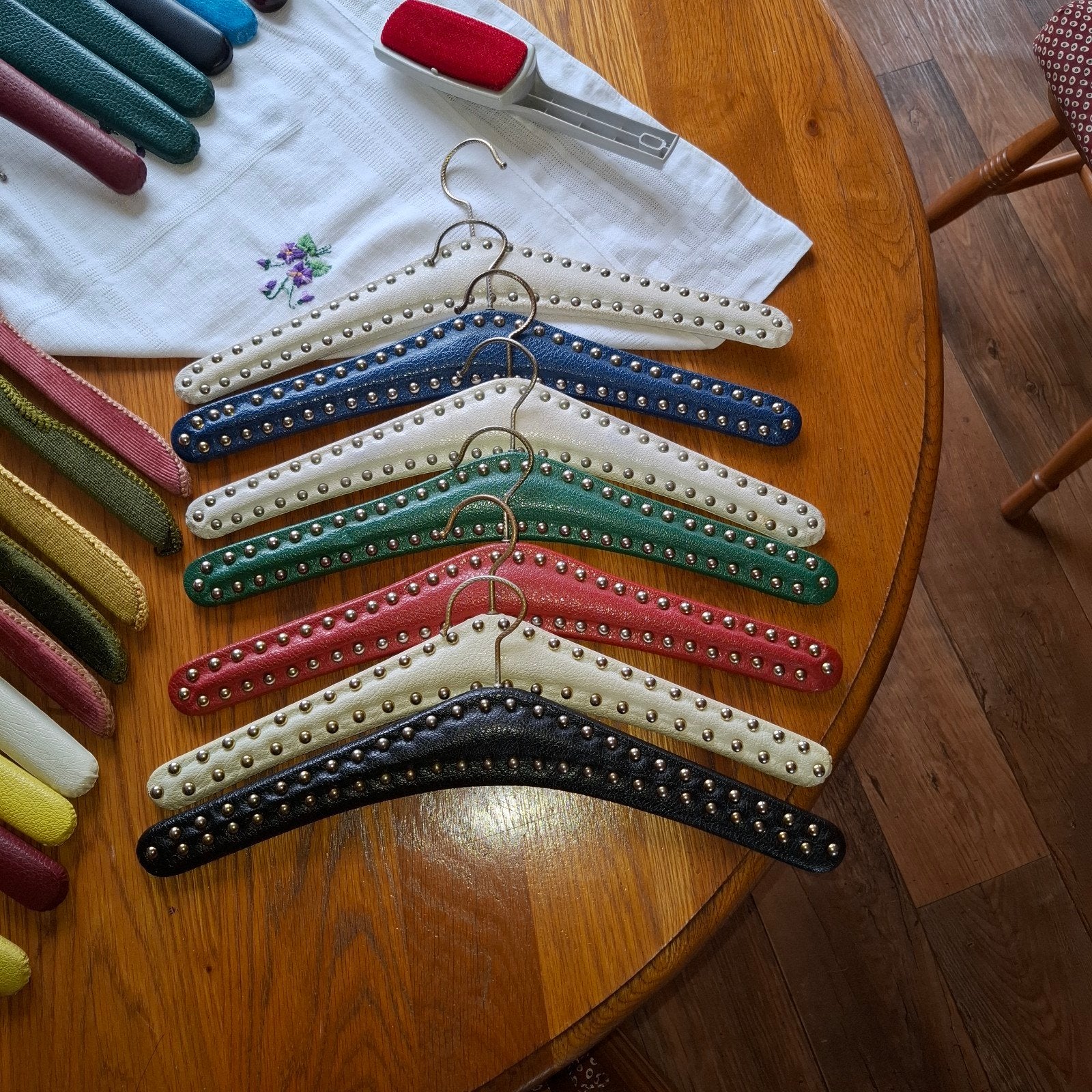 Vintage kledinghangers,gecappitoneerde,skai,etc in een koop., Kleding | Dames, Ophalen of Verzenden, Gebruikt