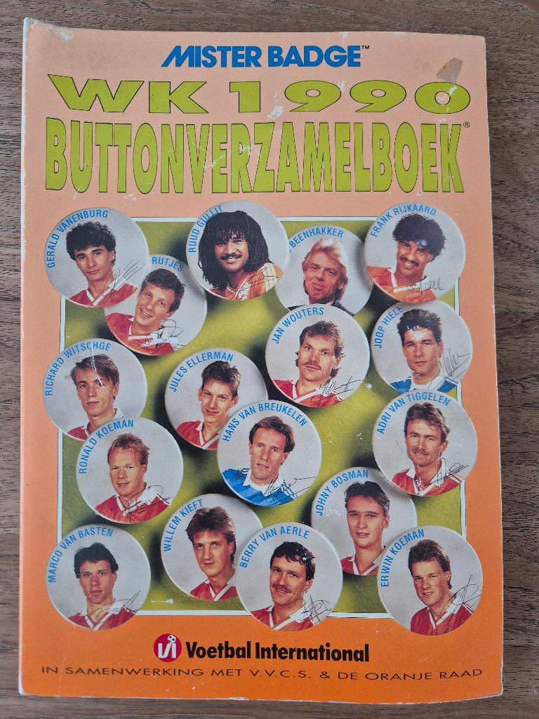 Mister badge WK 1990 button verzamelboek, Ophalen of Verzenden, Gebruikt, Sport, Button