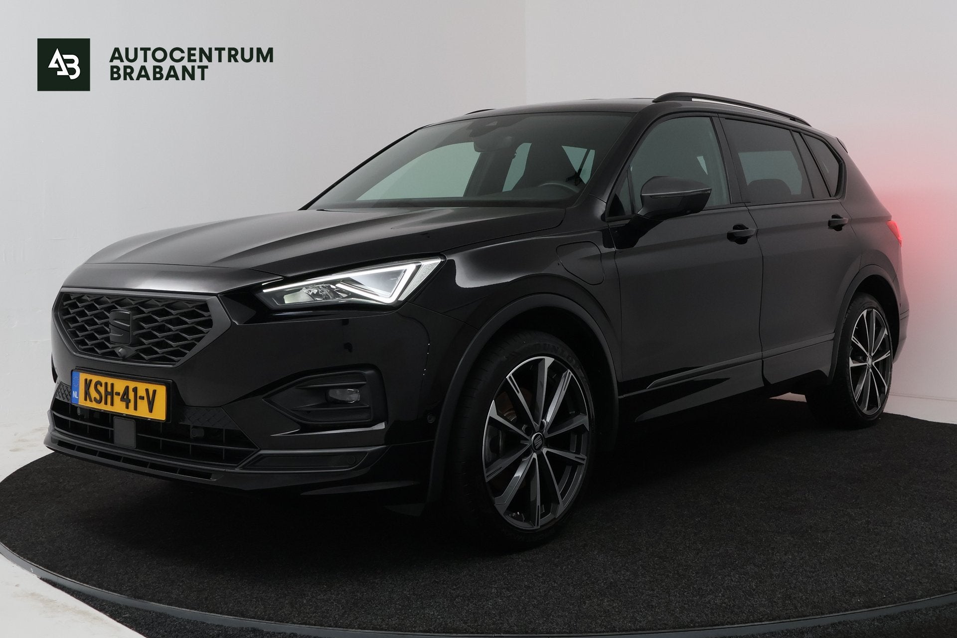SEAT Tarraco 1.4 TSI e-Hybrid PHEV FR (STOEL/STUUR VERWARMIN, 1800 kg, 4 cilinders, Leder en Stof, Zwart