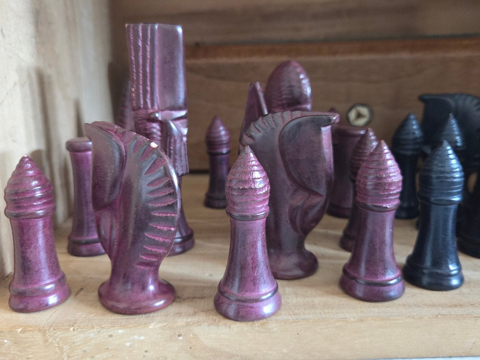 Uniek Schaakspel met Handgesneden Stukken in Houten Kist, Een of twee spelers, Ophalen of Verzenden, Gebruikt
