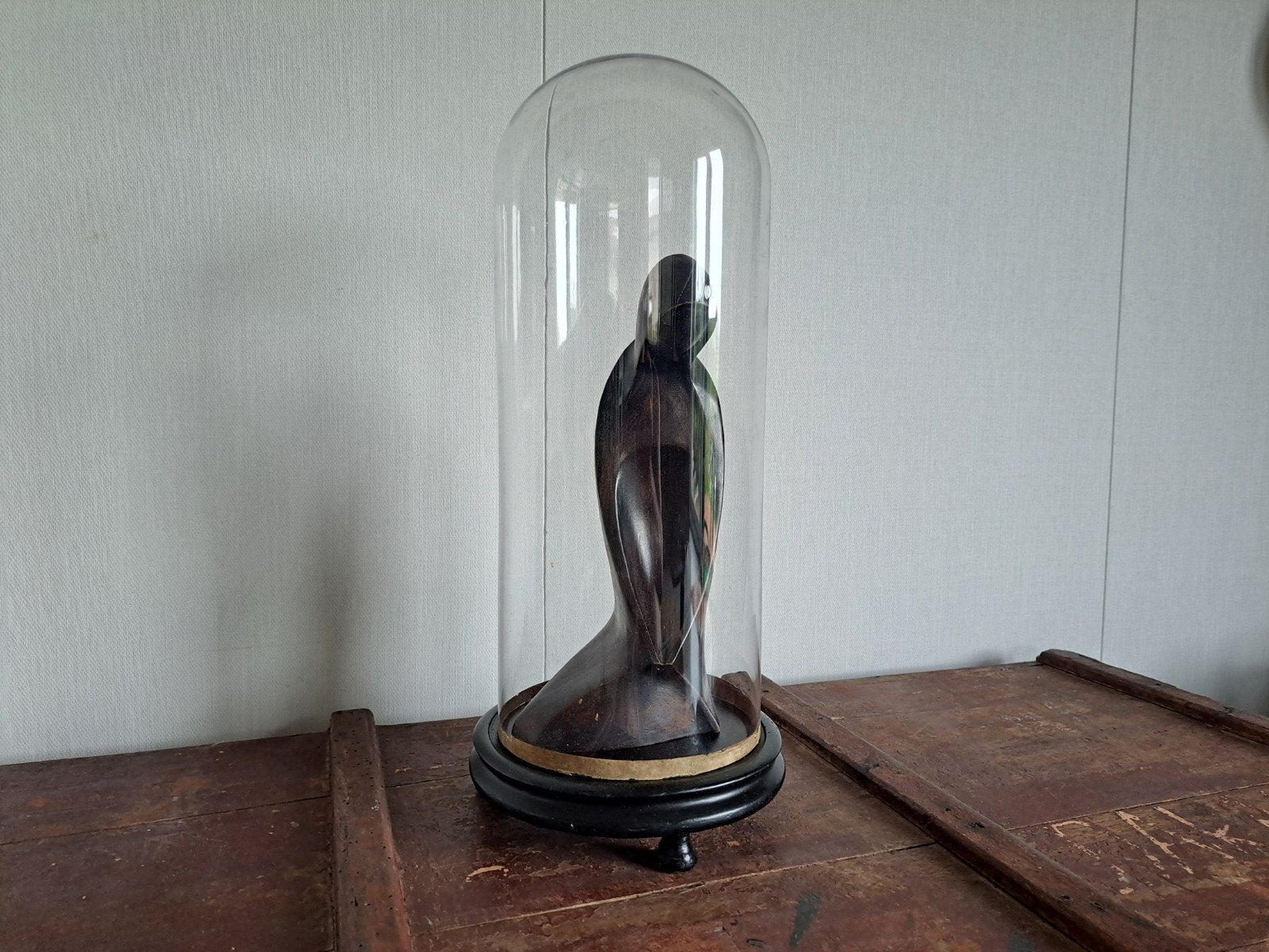 Grote antieke glazen stolp op houten voet, Ophalen