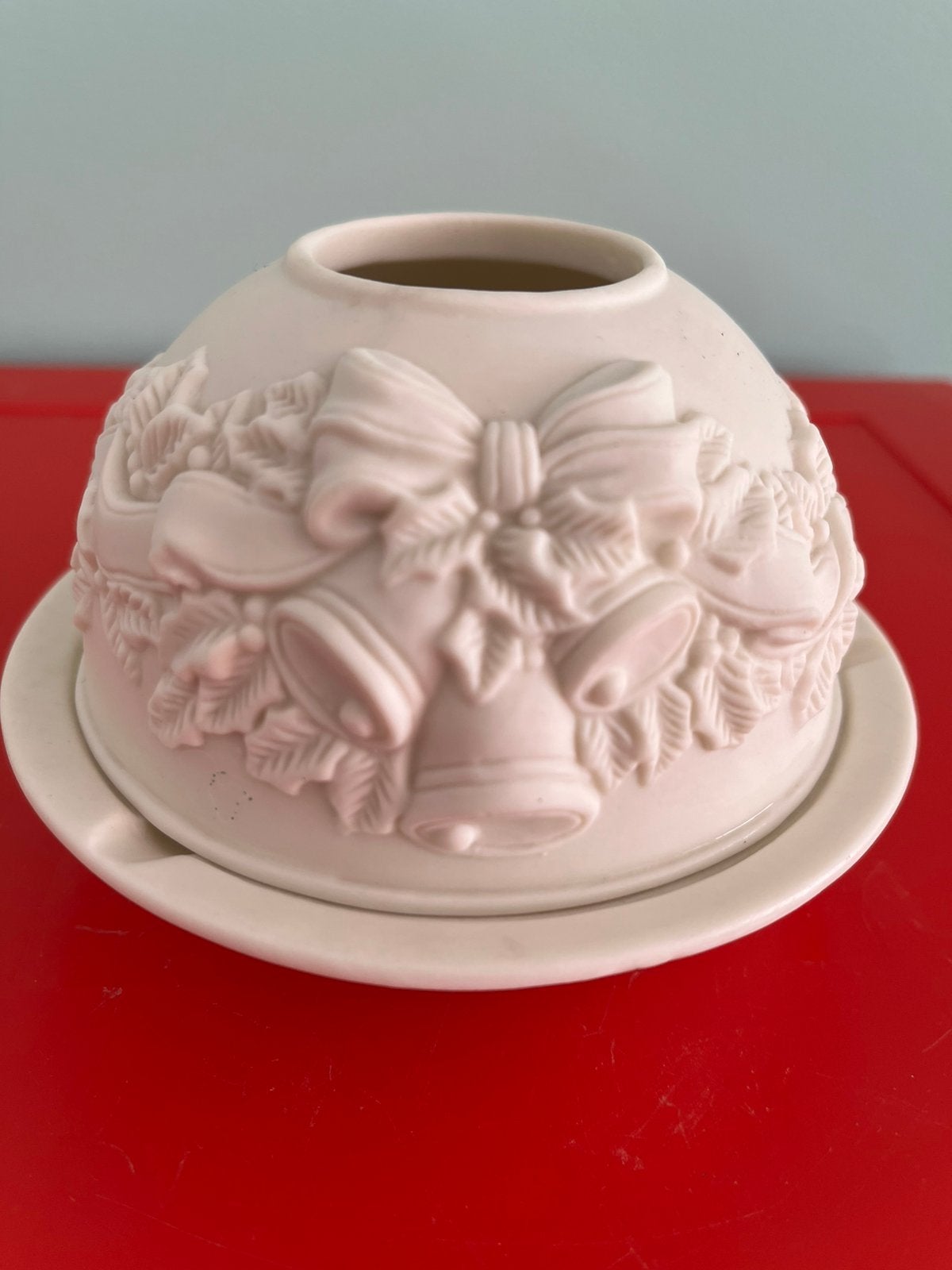 BISCUIT PORSELEIN. —  WAXINELICHTHOUDER., Ophalen of Verzenden, Keramiek of Aardewerk