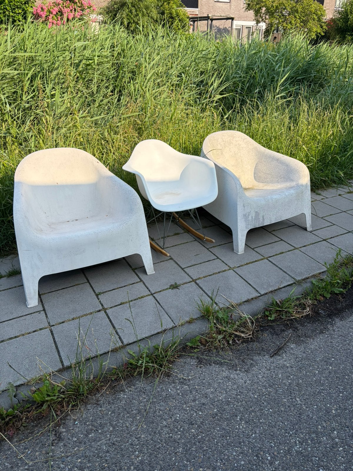 Schommel stoel, kuipstoelen en 2 losse banken, Ophalen, Zo goed als nieuw, Hout