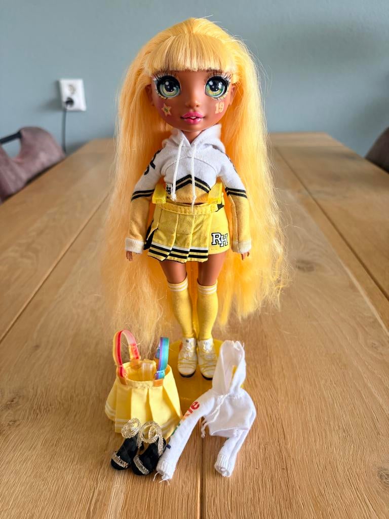 Rainbow High Cheer Sunny Madison pop met accessoires, Ophalen of Verzenden, Zo goed als nieuw, Overige typen