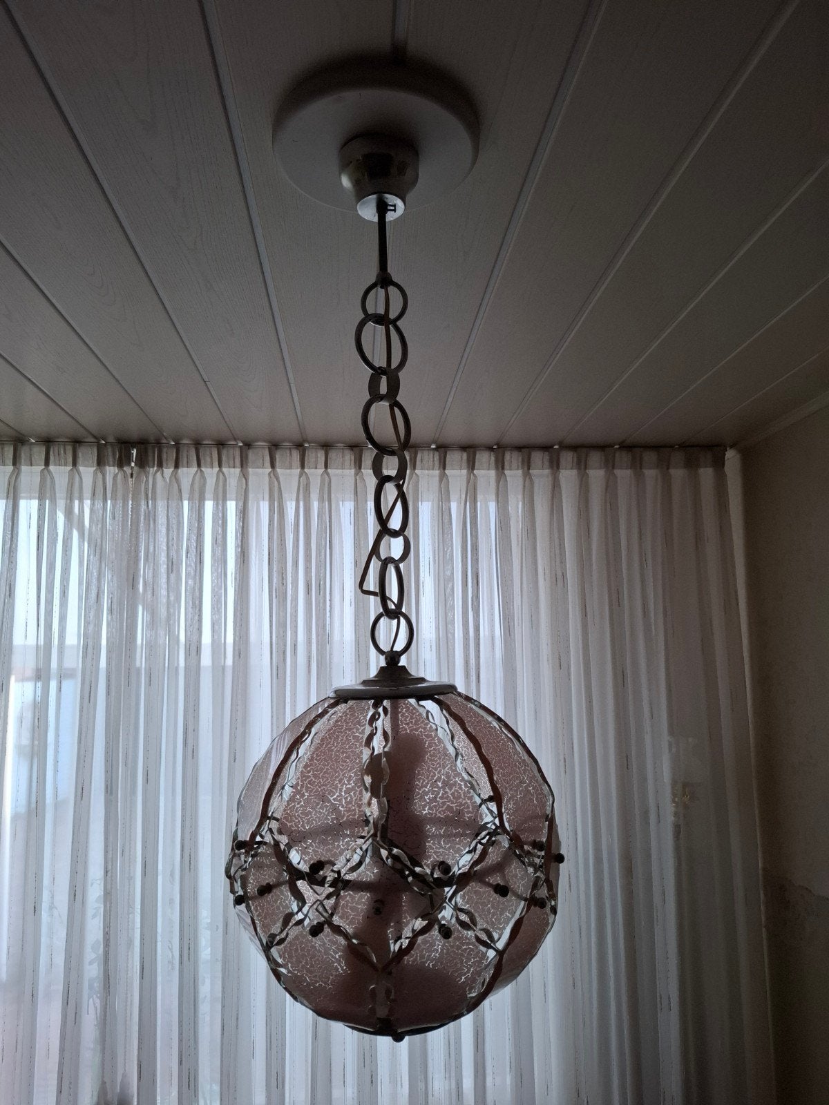 Vintage hanglamp met glazen bol en metalen details, Ophalen, Gebruikt, Glas, E27 (groot)