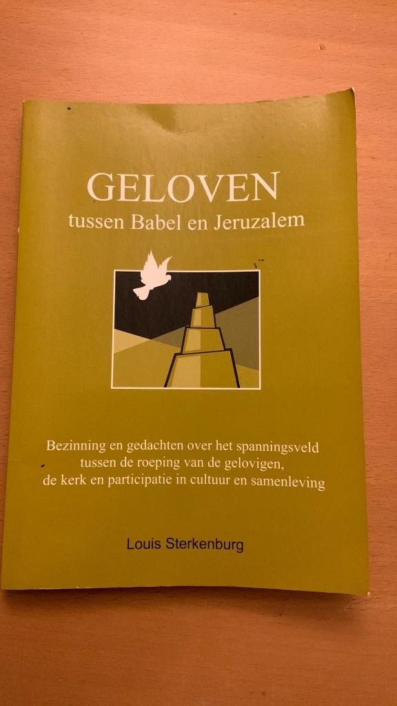 Geloven tussen Babel en Jeruzalem - Louis Sterkenburg, Boeken, Ophalen of Verzenden, Zo goed als nieuw