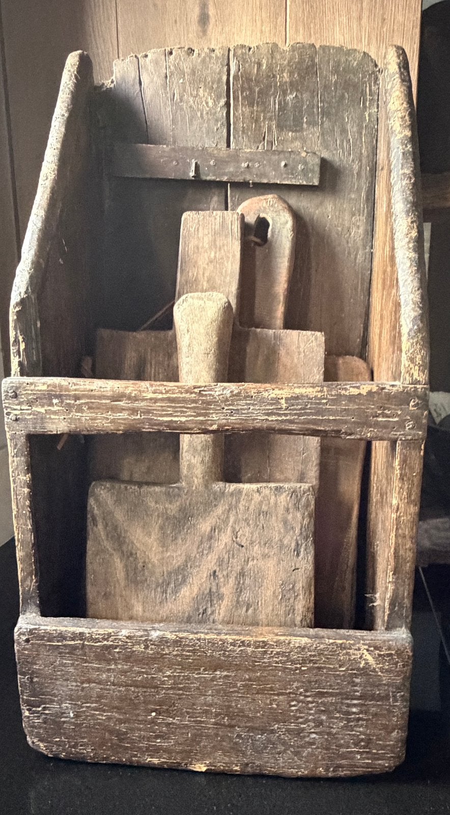Oud houten graanschep met planken, Ophalen
