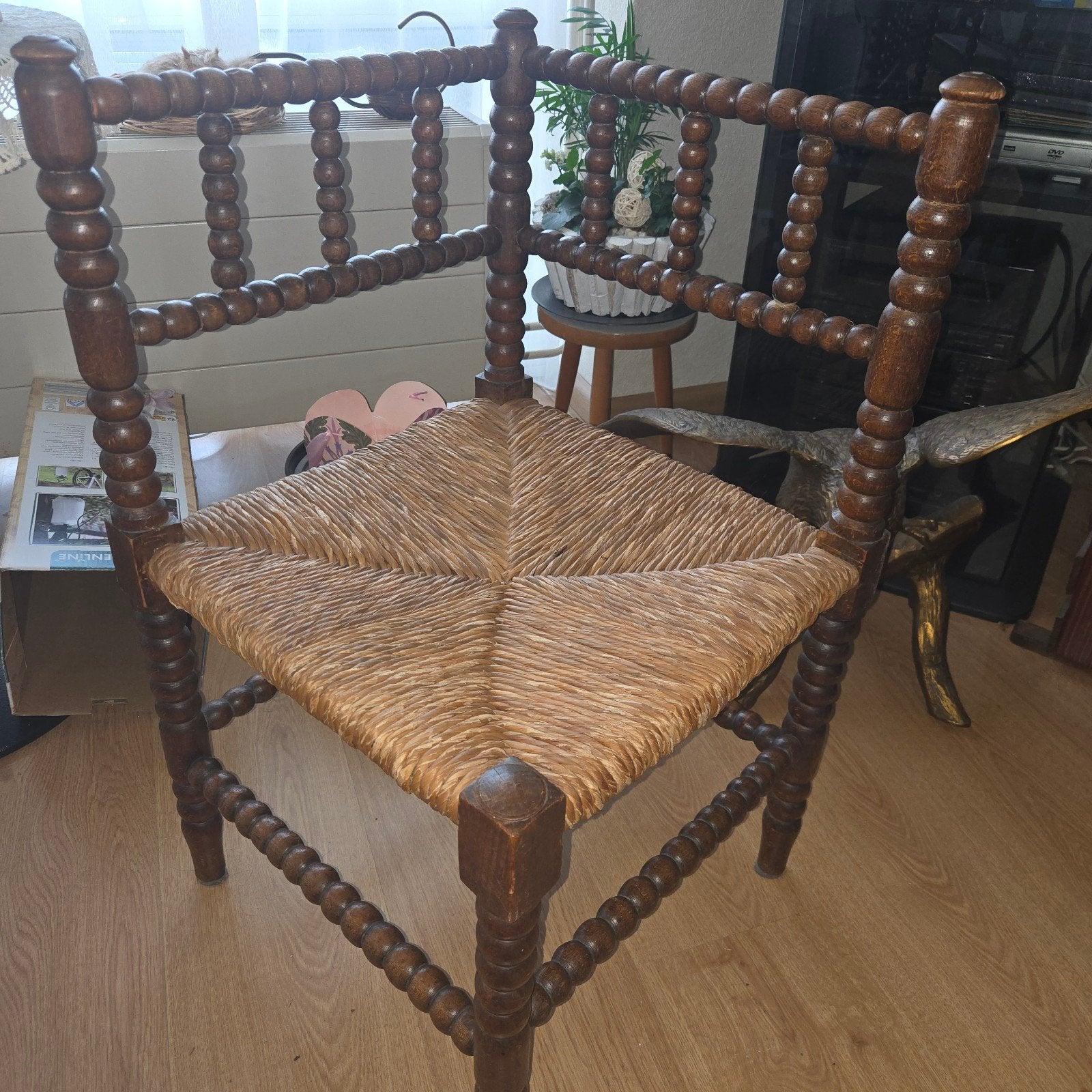 Antieke houten stoel met biezen zitting - van oma's oma, Antiek en Kunst, Antiek | Meubels | Stoelen en Banken, Ophalen of Verzenden