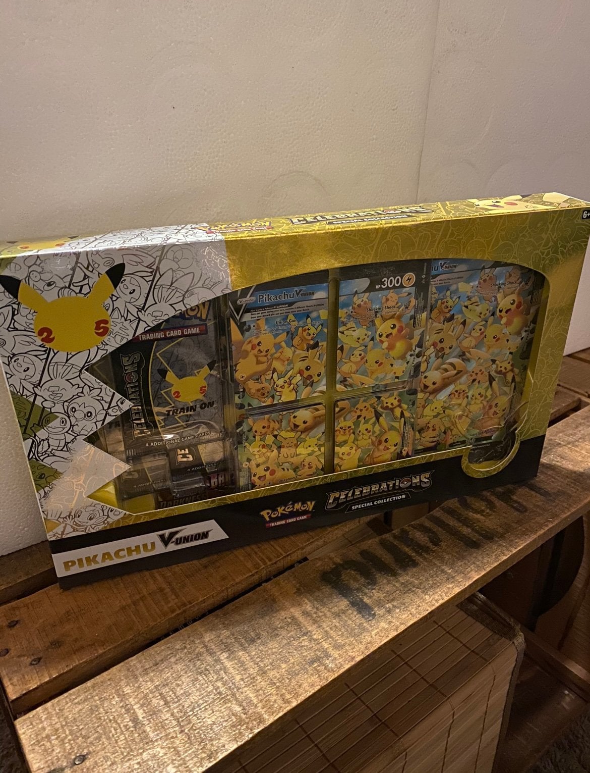 Pokémon - Celebrations Special Collection - Pikachu V-Union, Ophalen of Verzenden, Nieuw, Overige typen, Foil
