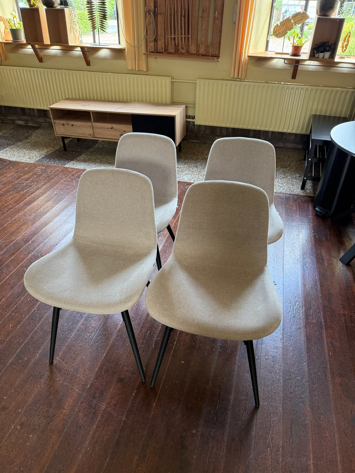4 eetkamer stoelen beige met zwart onderstel, Ophalen, Zo goed als nieuw, Overige kleuren, Vier
