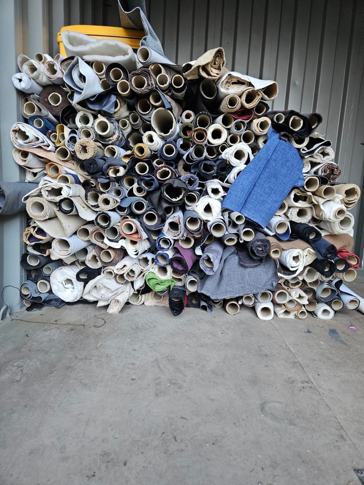 Partij stofrollen voor bekleding zeker 300 rollen, 1.5m lang, Hobby en Vrije tijd, Stoffen en Lappen, Ophalen of Verzenden