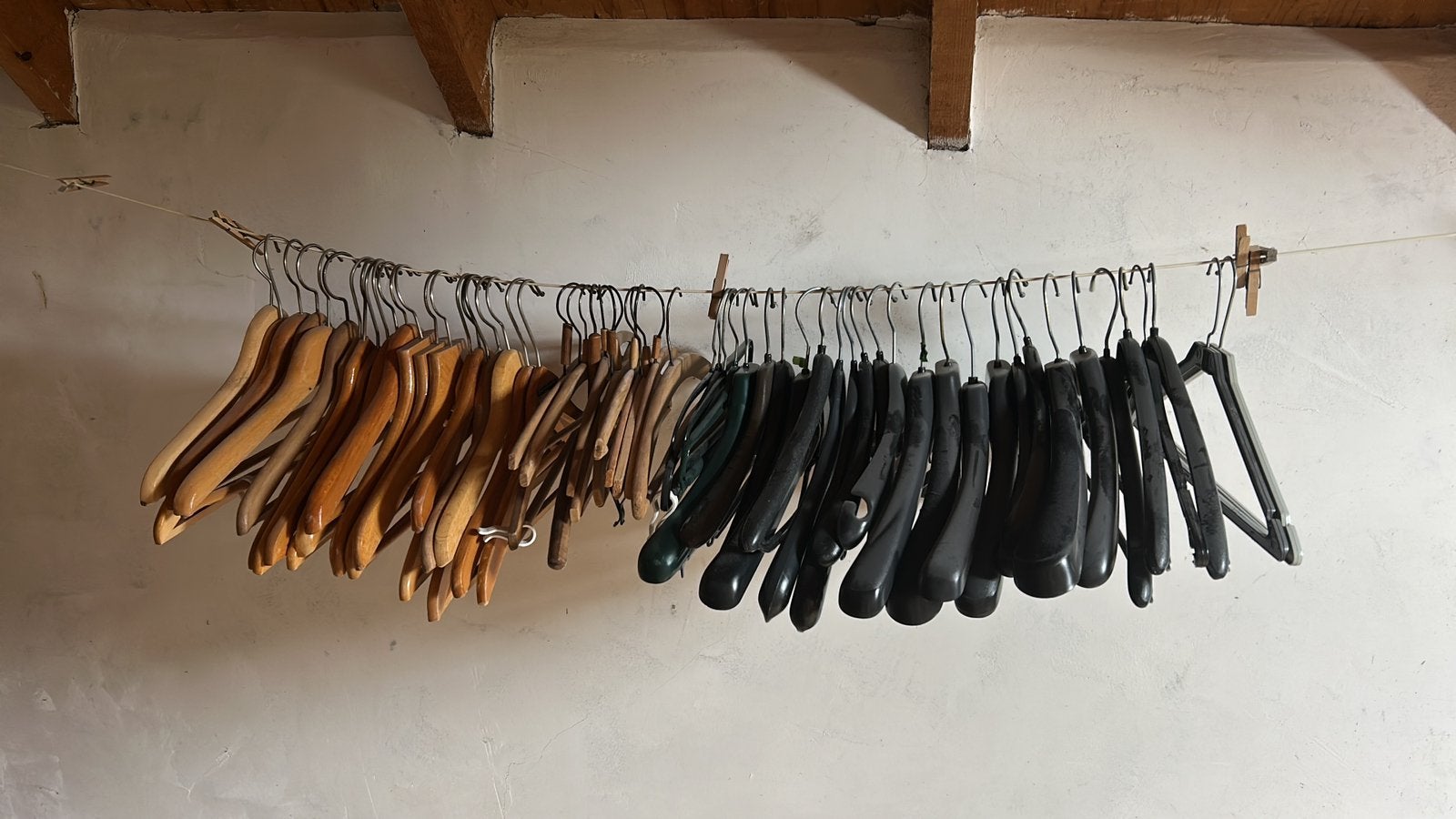 Kledinghangers gratis, Kleding | Dames, Kledinghangers, Ophalen, Zo goed als nieuw, Hout, Volwassenen