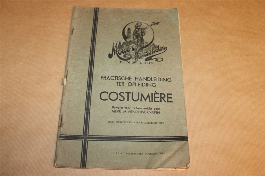 Practische Handleiding Costumière - Circa 1935 !!, Boeken, Mode, Ophalen of Verzenden, Gelezen, Mode algemeen