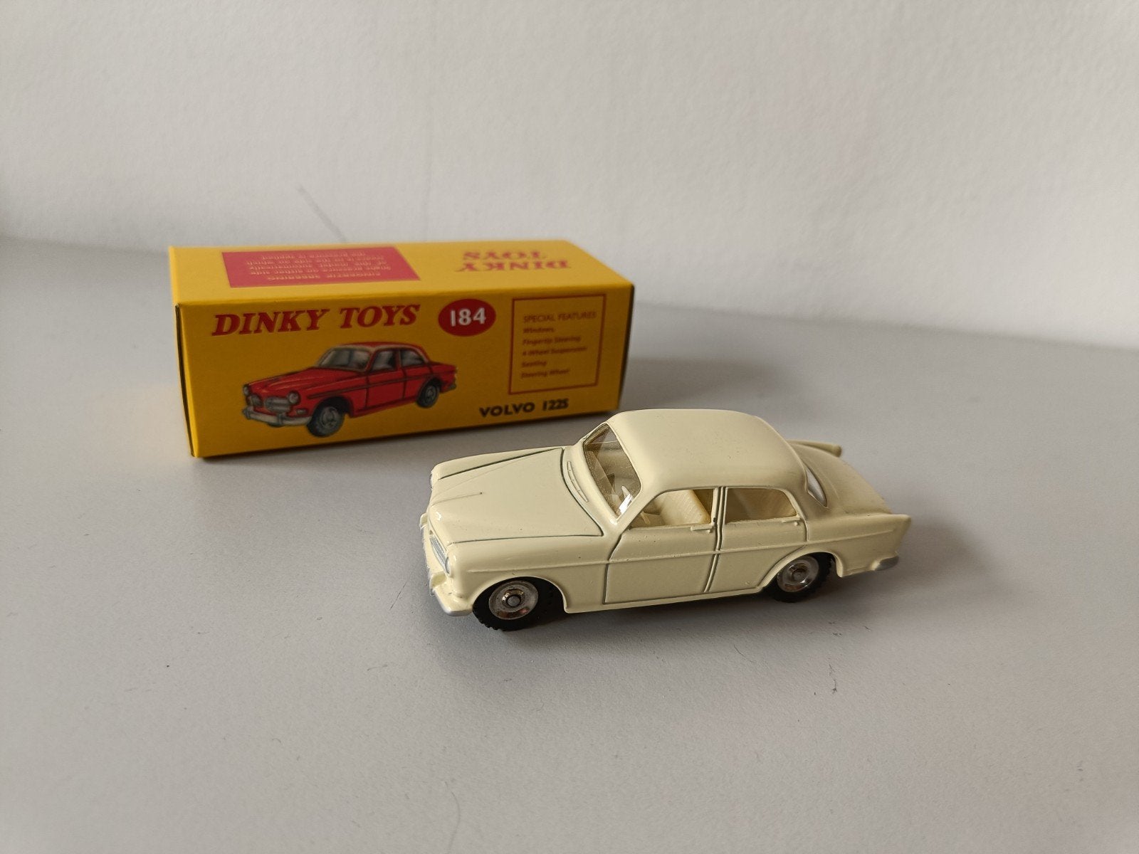Atlas Dinky Toy Volvo Amazone, crème, als nieuw in doosje, Hobby en Vrije tijd, Modelauto's | 1:43, Ophalen of Verzenden, Zo goed als nieuw