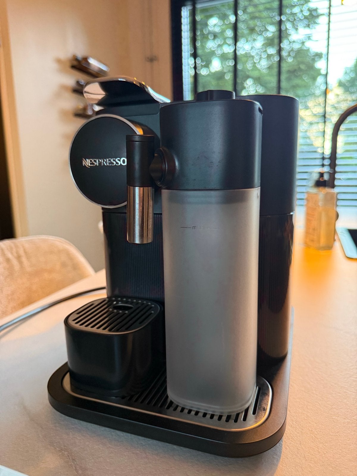Nespresso De'Longhi Lattissima One - Koffiecupmachine, Witgoed en Apparatuur, Koffiezetapparaten, Ophalen, Gebruikt, Koffiemachine