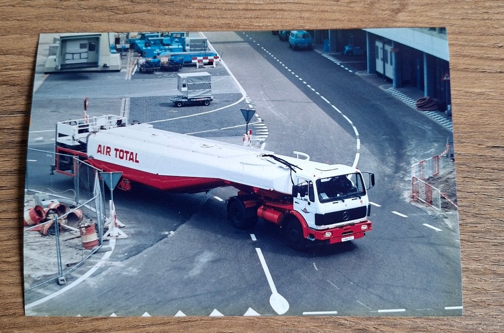 Oude foto van een Air Total tankwagen jaren 70/80, Ophalen of Verzenden, Zo goed als nieuw, Kaart, Foto of Prent
