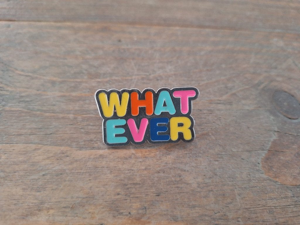 1 kleurige pin met de tekst - WHAT EVER - te koop, Verzamelen, Speldjes, Pins en Buttons, Ophalen of Verzenden, Nieuw, Overige onderwerpen