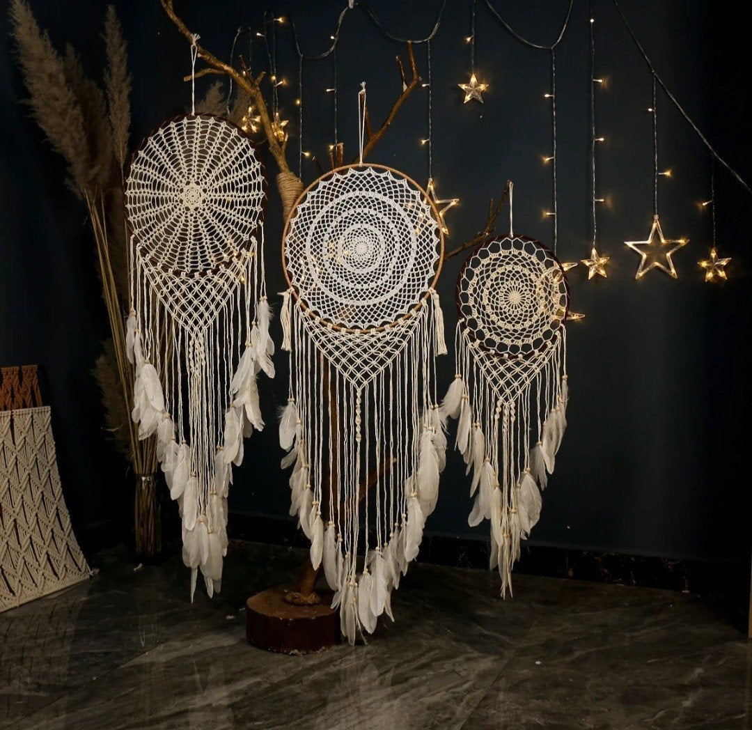 Dromenvanger met veren en macramé - Boheemse decoratie, Boho, Nieuw, Ophalen of Verzenden, Wit