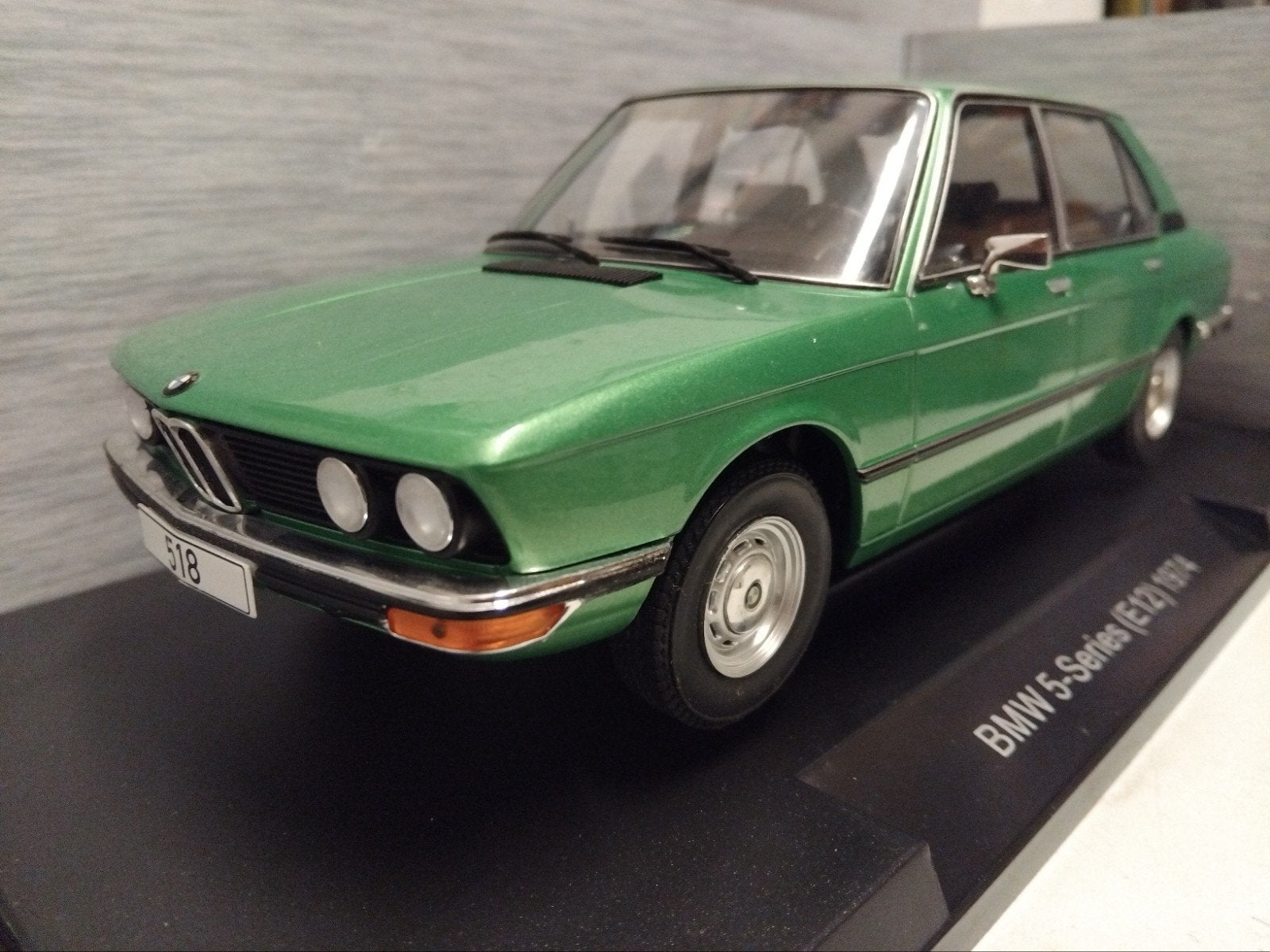 BMW 5 serie E12 lichtgroen 1974 MCG metal 1:18 KRD, Ophalen of Verzenden, Zo goed als nieuw, Auto, Overige merken