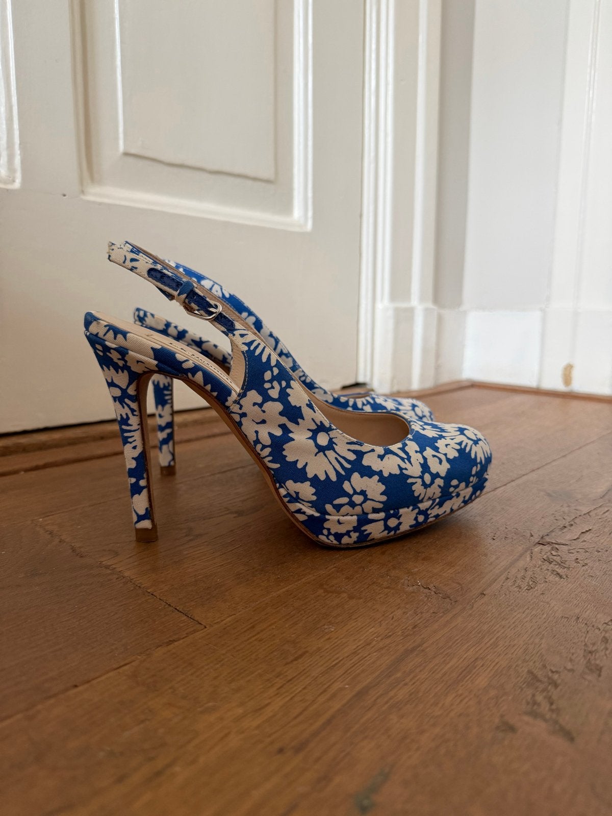 L.K. Bennett bloemenprint pumps, maat 38, Pumps, Blauw, Ophalen of Verzenden, Zo goed als nieuw