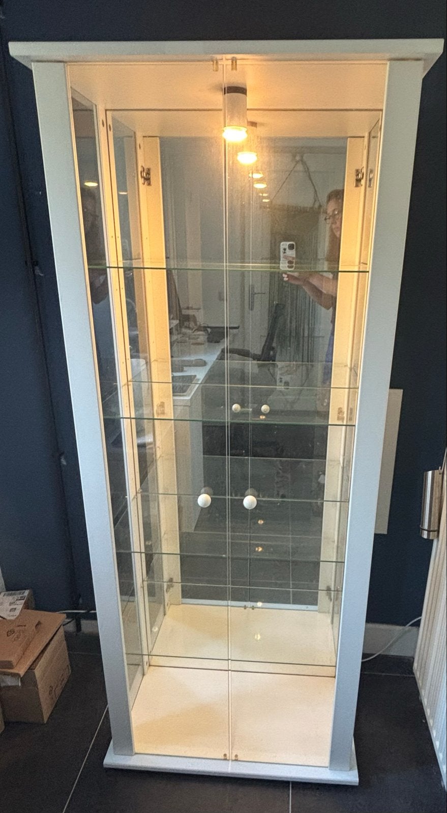 Glazen vitrinekast met verlichting, Huis en Inrichting, Kasten | Vitrinekasten, Ophalen, Met plank(en), Gebruikt, 50 tot 100 cm