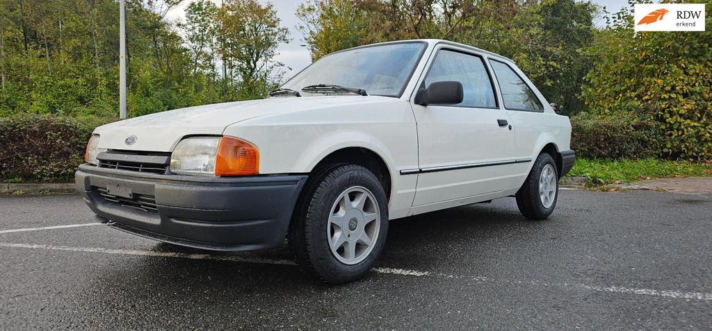 Ford ESCORT 1.6 Sport automaat, Auto's, Ford, Bedrijf, Te koop, Escort, Benzine, Sedan, Automaat, Geïmporteerd, Wit, Achterwielaandrijving
