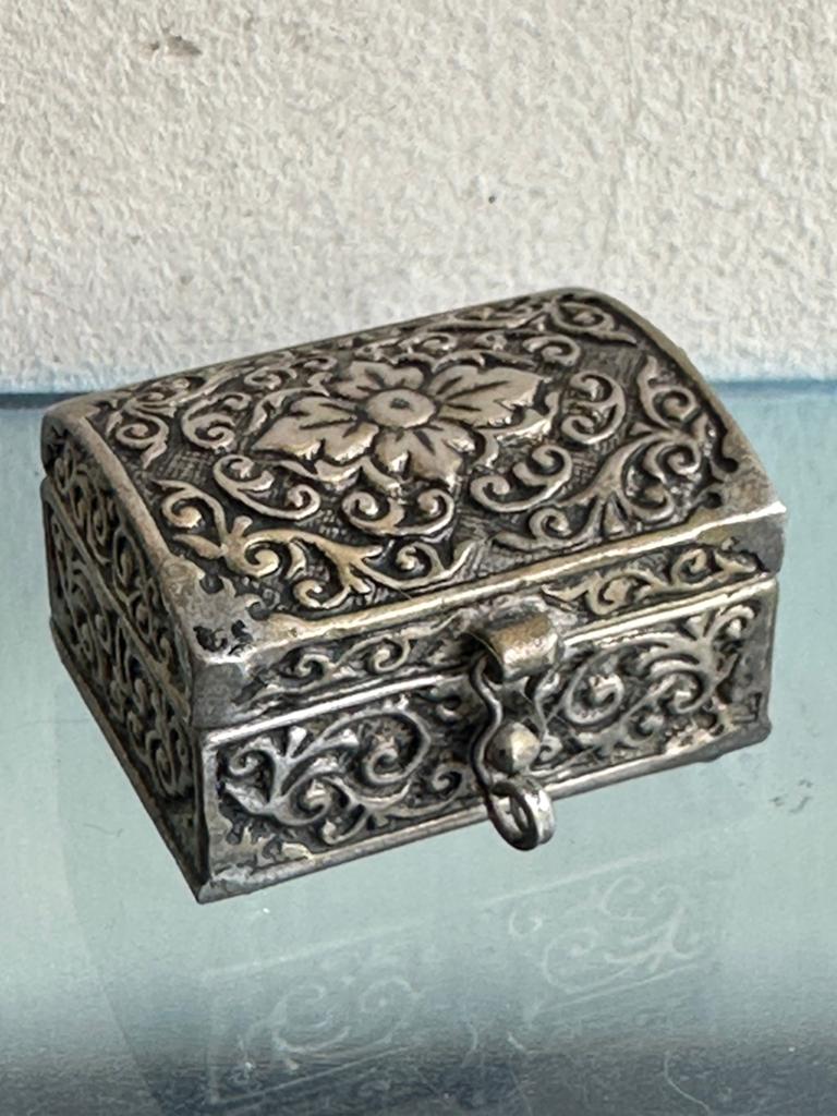 Oud metalen schatkistje pillendoosje, Ophalen of Verzenden