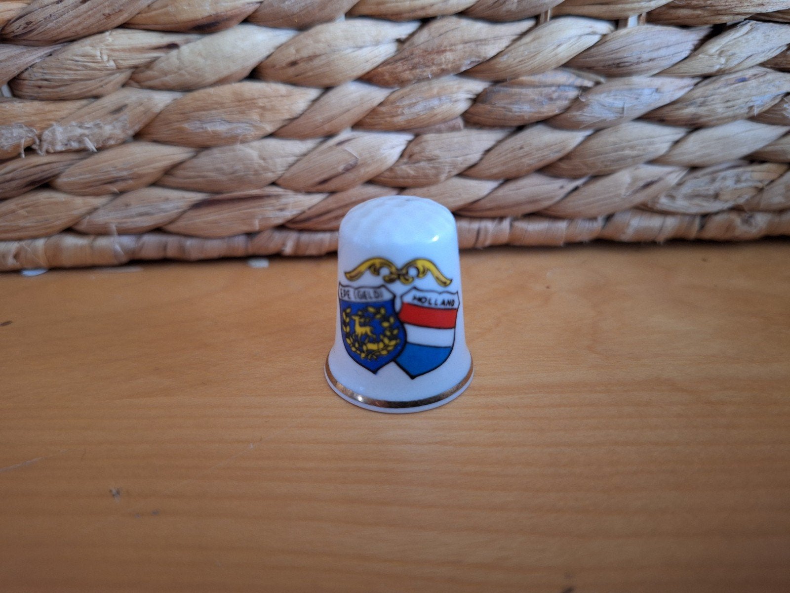 Vingerhoedje Holland met wapenschilden, Verzamelen, Ophalen of Verzenden, Zo goed als nieuw