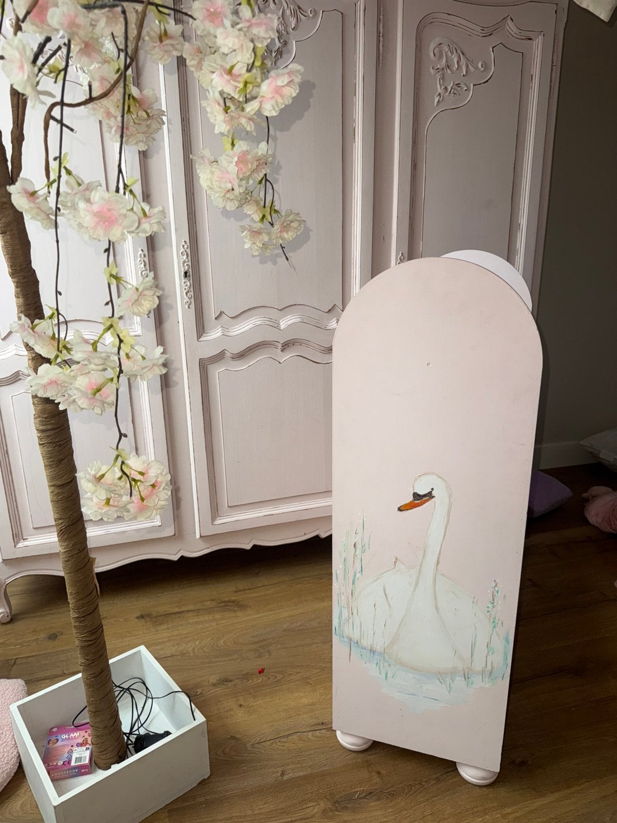 Lief houten kledingrek kinderkamer – oudroze met zwaan, Ophalen of Verzenden, Zo goed als nieuw