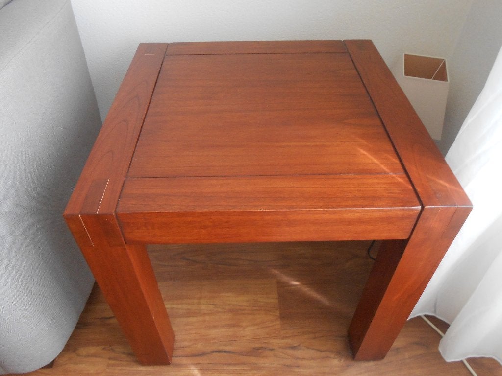 Mooie bijzettafel van meranti hout 60 x 60 x 55cm., Huis en Inrichting, Ophalen, Gebruikt, 55 tot 75 cm, 60 cm of meer