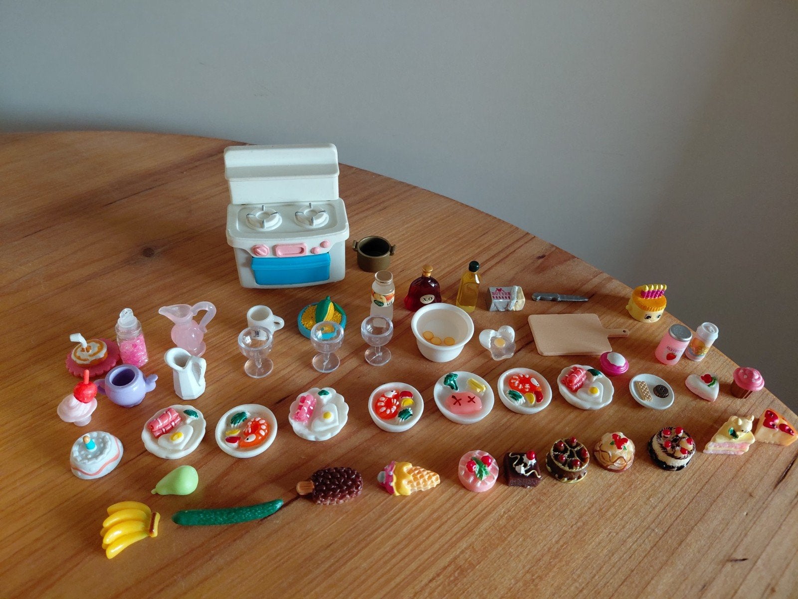 Poppenhuis keukentje/taartjes/flesjes/bordjes/eten, Ophalen of Verzenden, Zo goed als nieuw, Poppenhuis