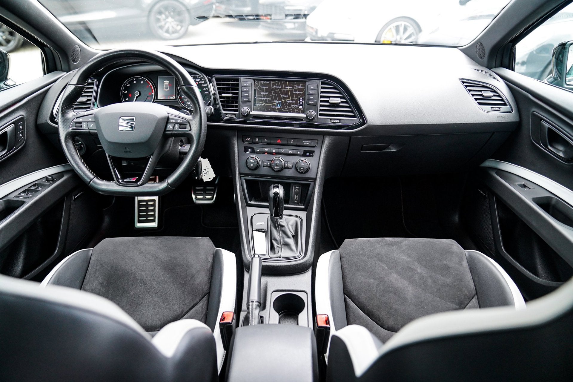 Seat Leon 2.0 TSI Cupra 280 | Stoelverwarming | Panorama dak, 15 km/l, 4 cilinders, 1984 cc, Leon