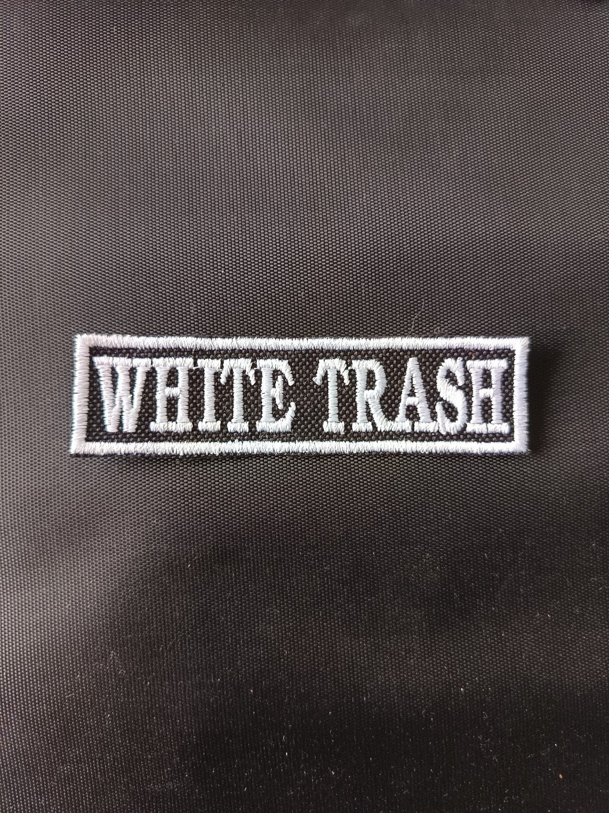 Geborduurd Biker Patch "WHITE TRASH" Wit op Zwart 95x25mm, Ophalen of Verzenden, Nieuw, Plaatje
